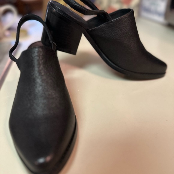 Black Internationally clogs with strap - Picture 6 of 6